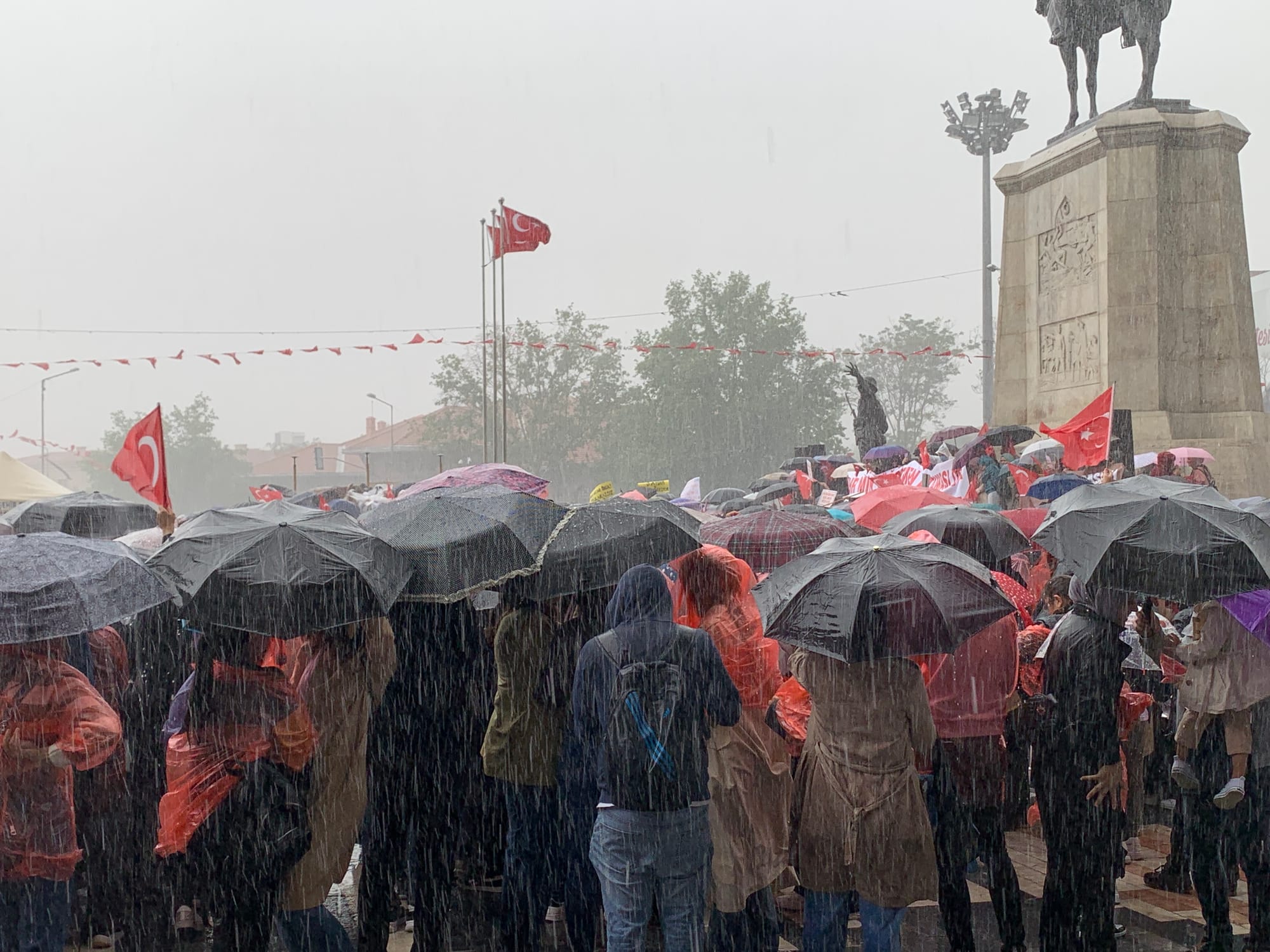 Öğretmenler yoğun yağışta “Mülakat sözünü tutun” dedi