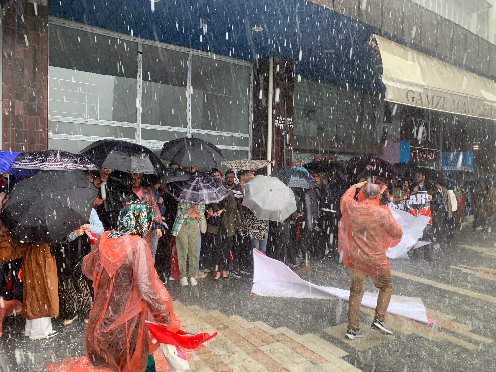 Öğretmenler yoğun yağışta “Mülakat sözünü tutun” dedi