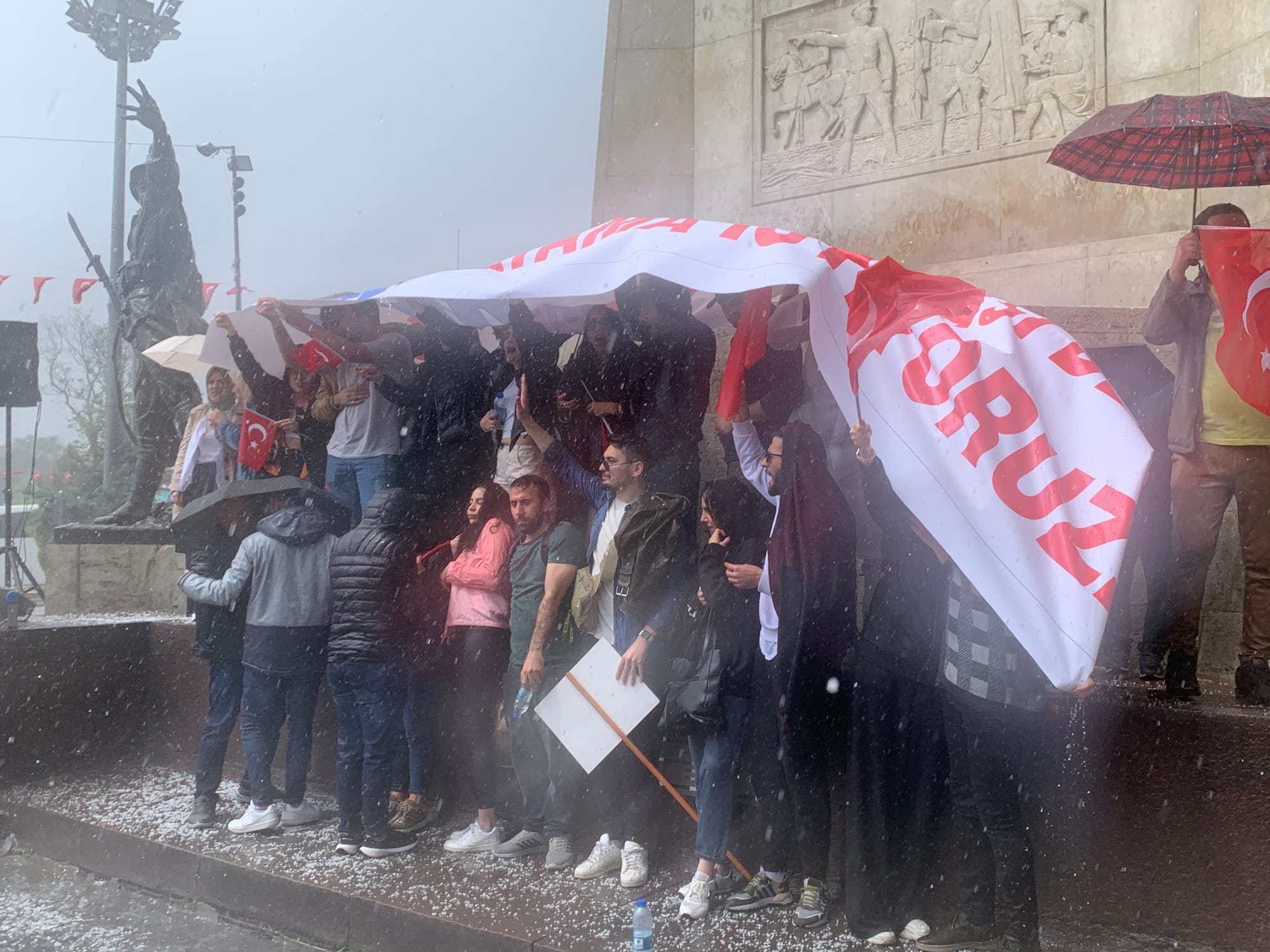 Öğretmenler yoğun yağışta “Mülakat sözünü tutun” dedi