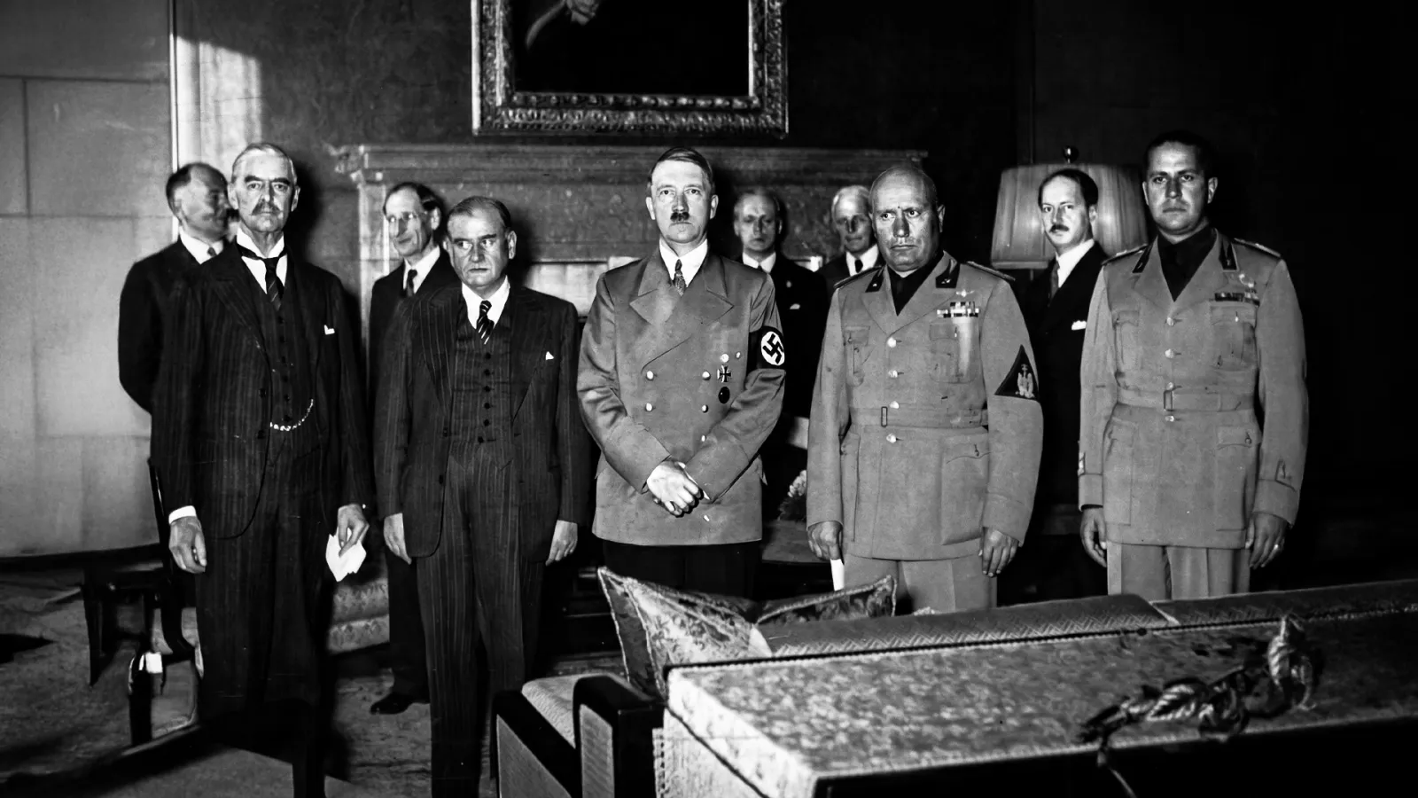 Almanya “Hitler” ile korkutuyor