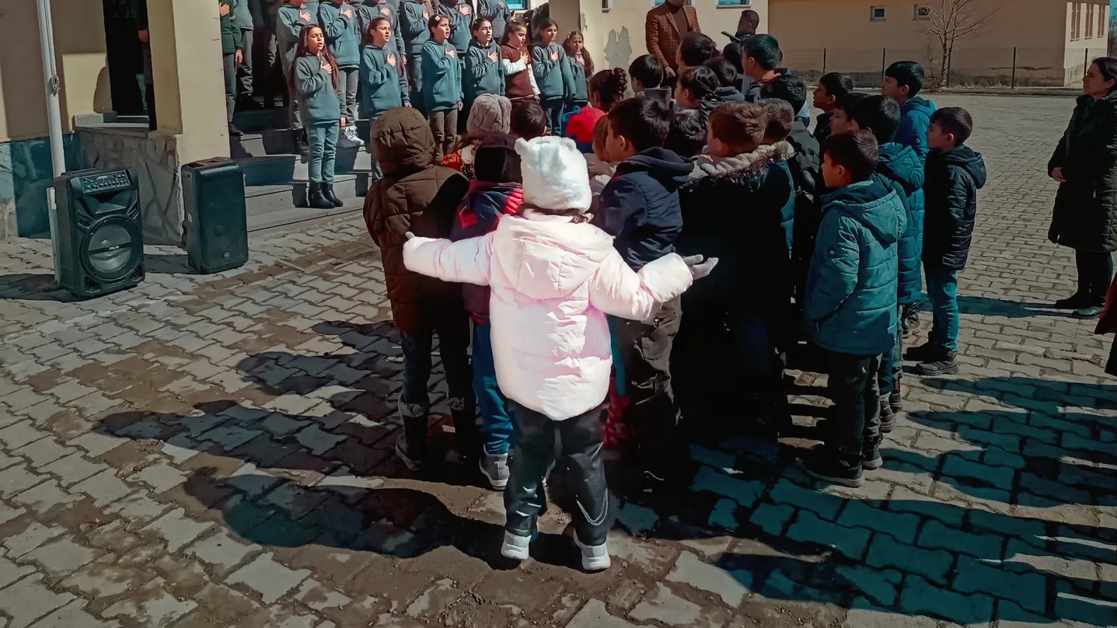 Gönlünce dans eden pembe montlu minik star bize ne söylüyor?